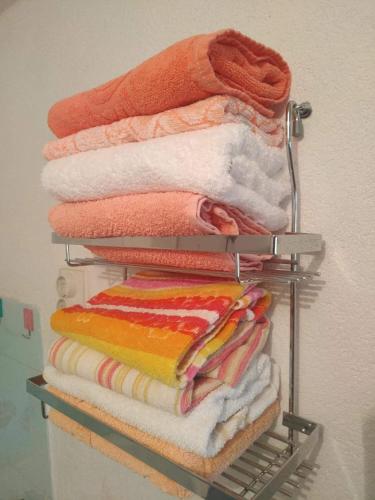 einen Haufen Handtücher auf einem Regal in einem Schrank in der Unterkunft Apartman Ana in Livno