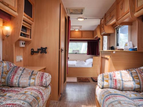 Postel nebo postele na pokoji v ubytování Samui Caravans