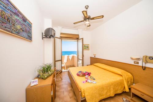 1 dormitorio con cama y vistas al océano en Hotel Touring, en Misano Adriatico