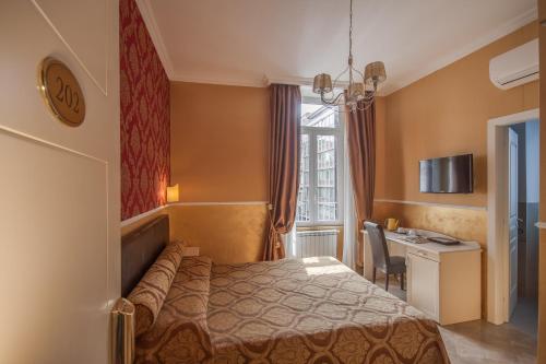 Habitación de hotel con cama y escritorio en Quality in Rome, en Roma