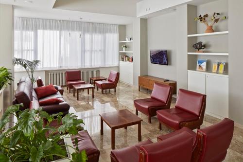 チェゼナーティコにあるHotel Doloresのリビングルーム(赤い椅子付)、待合室