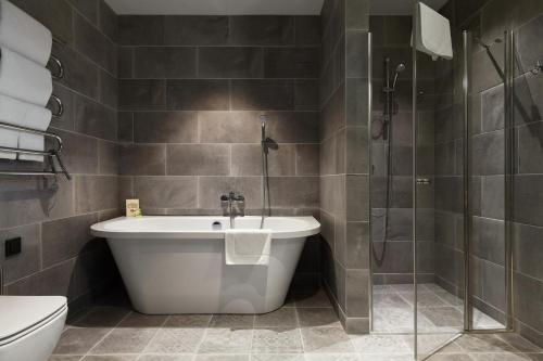Ett badrum på Loop Hotel Vilnius