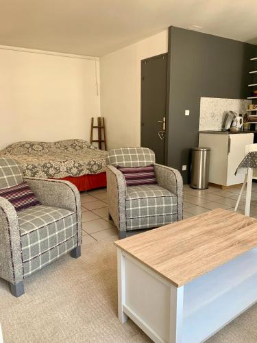 - un salon avec deux chaises et un lit dans l'établissement Studio au cœur de Lyon, à Lyon