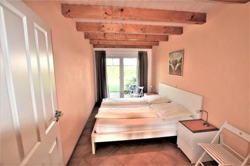 Schlafzimmer mit einem großen Bett und einem Fenster in der Unterkunft Ostseeliebe Erd Links 3 KK H in Hohwacht