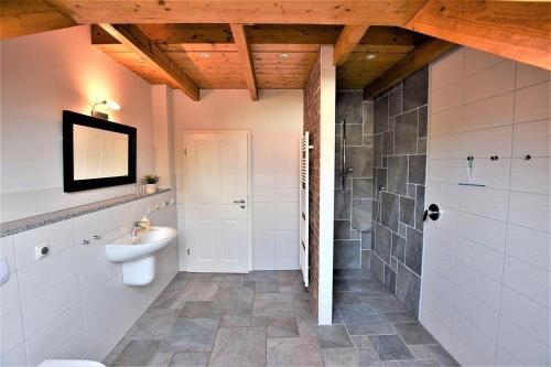 uma casa de banho com um WC, um lavatório e um chuveiro em Ostseeliebe-Oben-Rechts-1-KK-H em Hohwacht