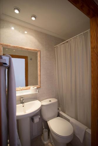 Ένα μπάνιο στο Hostal Sa Rota
