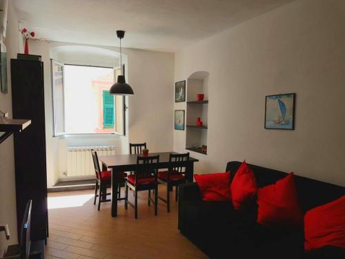 een woonkamer met een bank en een tafel met stoelen bij Casa Rolecca - Nel Cuore di Rapallo in Rapallo