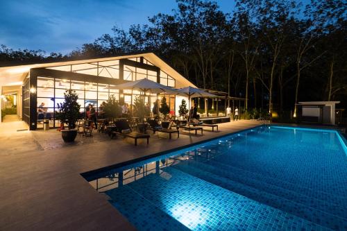 una piscina frente a una casa en The Rubber Escape, Melaka, en Melaka