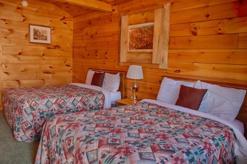 Un pat sau paturi într-o cameră la Bryce Gateway inn Cabins