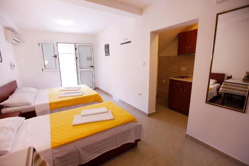 Фотография из галереи Apartments Baron в Свети-Стефане