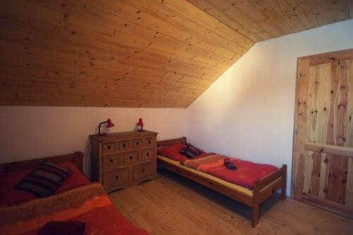 Ένα ή περισσότερα κρεβάτια σε δωμάτιο στο Chalupa Na Andělech