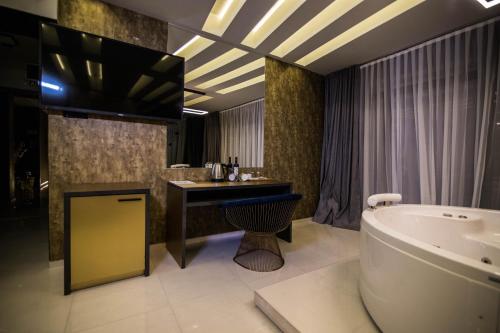 La salle de bains est pourvue d'une baignoire, d'un lavabo et d'une baignoire. dans l'établissement International Palace, à Veles