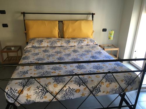 サレルノにあるBlu Mareのベッドルーム1室(青と白の掛け布団付きのベッド1台付)