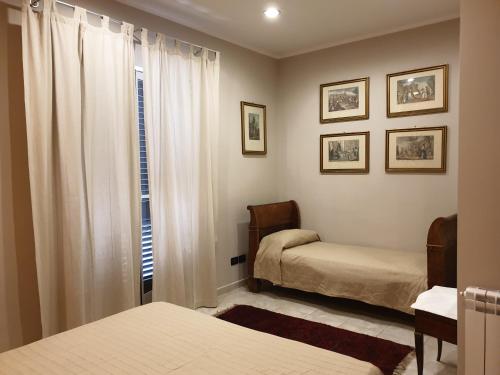 1 dormitorio con 2 camas y ventana en Villa Antheus, en Graniti