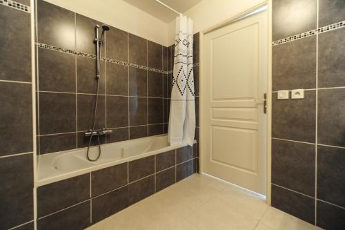 une salle de bain avec douche et baignoire dans l'établissement Mini suite Othello - Five Stars Holiday House, à Nice