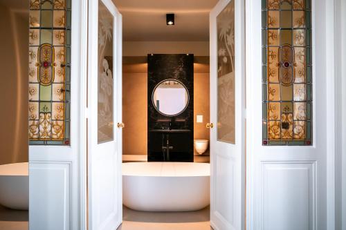 Bilik mandi di B&B Boutique Hotel N10