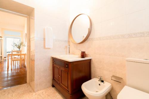 Bathroom sa Santiago Refuge - In the Heart of Alcacer