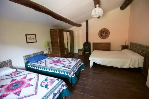 una camera con 2 letti di SO MAGIC - La casa nel bosco a San Godenzo