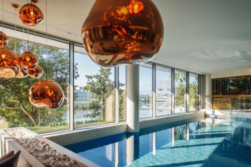 un edificio con piscina y grandes ventanas de cristal en Crystal House Suite Hotel & SPA en Kaliningrado
