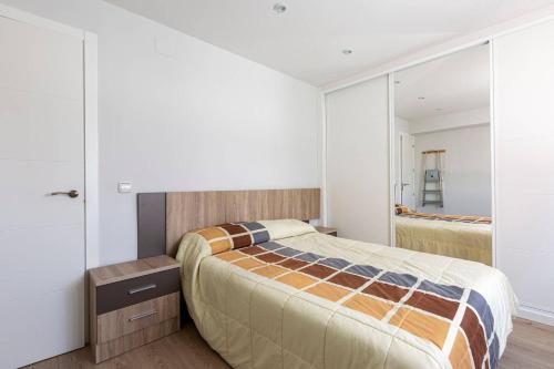 Giường trong phòng chung tại Apartamentos La Vaguada Suites