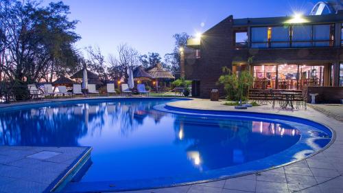 una gran piscina frente a una casa en Hotel Horacio Quiroga, en Termas de Salto Grande
