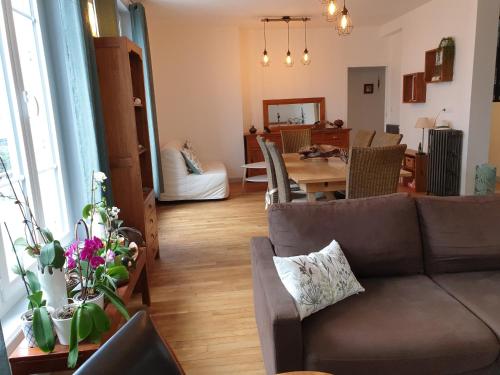 - un salon avec un canapé et une table dans l'établissement Brest quartier Siam appartement 3 étoiles, à Brest