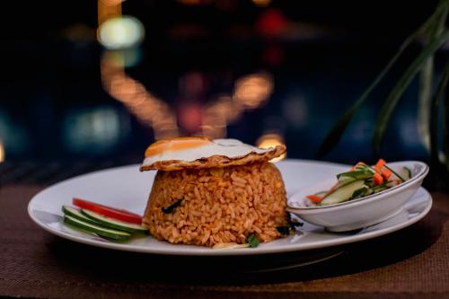 een bord met rijst en groenten op een tafel bij Villa Unggul in Gili Trawangan