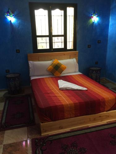Una cama o camas en una habitación de Dar Marwa