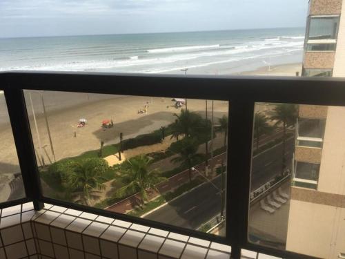 una finestra del bagno con vista sulla spiaggia di apto de frente ao mar a Praia Grande
