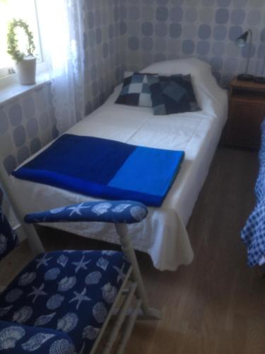 Ein Bett oder Betten in einem Zimmer der Unterkunft Långesjö lillstuga