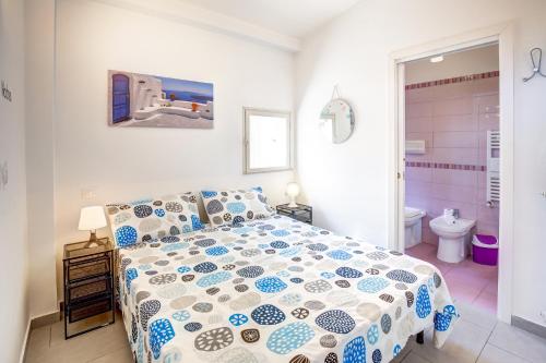 フルナリにあるVilla Portorosaのベッドルーム1室(ベッド1台、バスルーム付)
