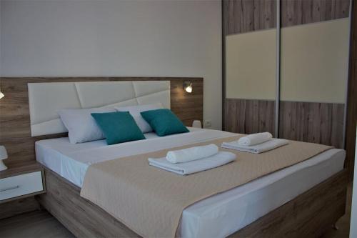 1 dormitorio con 1 cama grande y 2 almohadas en Mariner 602, en Sutomore