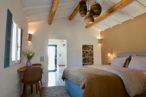 1 dormitorio con 1 cama grande y 1 mesa en Bed and Adventure Tramontana - Casetta & Wellness en Castilenti