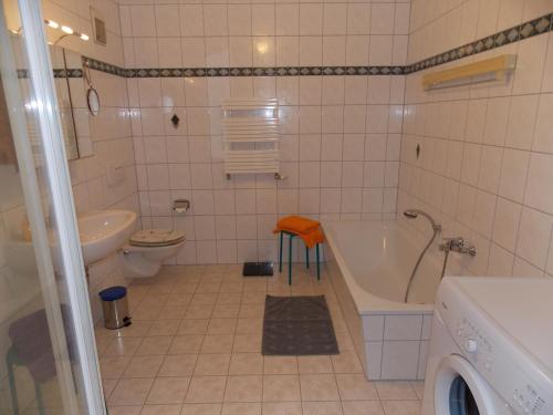 ein Badezimmer mit Badewanne, Toilette und Waschbecken in der Unterkunft Ferienwohnung Welz in Schönburg