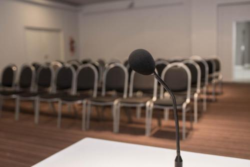 a microphone in front of a row of chairs at Maran Suites & Towers in Paraná