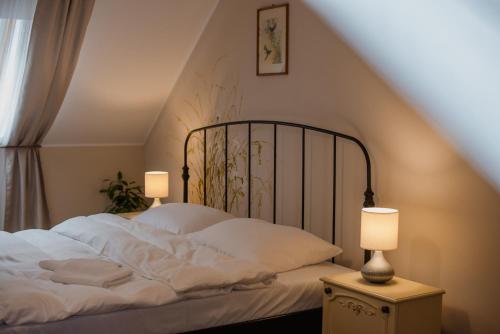 En eller flere senge i et værelse på Tatarska Zagroda - Agroturystyka Dolina Baryczy Noclegi - Domek Jelonek