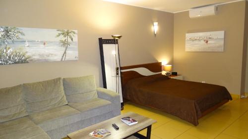 pokój hotelowy z łóżkiem i kanapą w obiekcie AlgarveFlat w Albufeirze