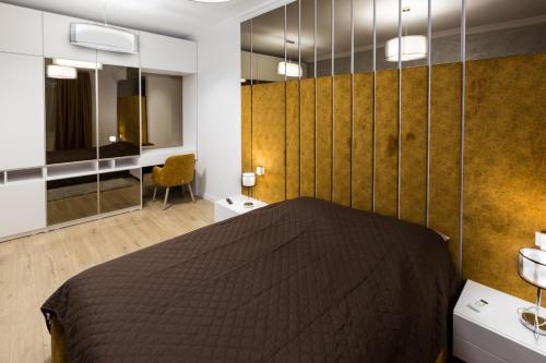 - une chambre avec un lit et un mur jaune dans l'établissement Solid Residence, à Mamaia