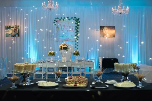 a table with plates of food in a blue room at Maran Suites & Towers in Paraná