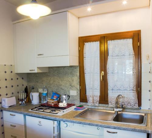 Kuchyňa alebo kuchynka v ubytovaní Romantico Balcone in Centro