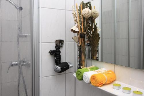 a bathroom with a sink and a shower with a mirror at Ark am Hauptbahnhof in Berlin