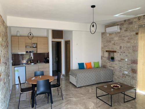 una cucina e un soggiorno con letto e tavolo di Diamond Giannopoulos Elea Apartments a Kyparissia