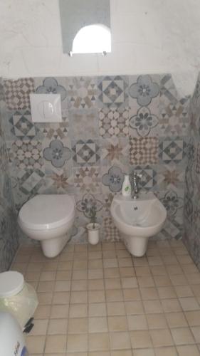 Koupelna v ubytování Concita's Trulli