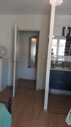 un salon avec un miroir et un couloir dans l'établissement Villa Citronnelle, à Six-Fours-les-Plages