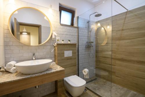 Amethyst في سوفاتا: حمام مع حوض ومرحاض ومرآة