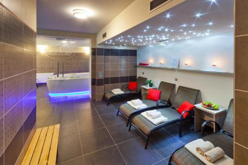 pokój spa z krzesłami i wanną w obiekcie Hotel Panorama w Pilznie