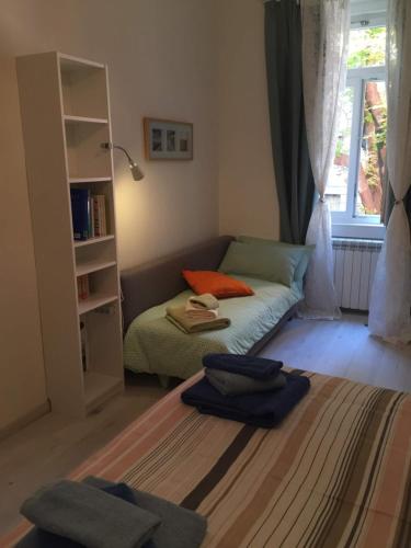 a living room with a couch and a bed at Rivabahn in Trieste