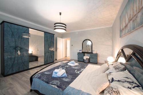 - une chambre avec un grand lit et un miroir dans l'établissement Apartman Vita, à Rijeka