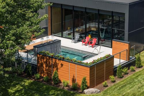 The swimming pool at or close to Hôtel & Suites Normandin Lévis