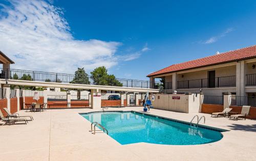 a swimming pool in front of a building at Lux Verde Hotel in Cottonwood